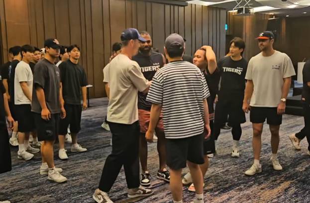 전 KIA 타이거즈 아시아쿼터 내야수 제리드 데일이 26일 선수단과 작별 인사를 나누고 있다. /사진=KIA 타이거즈 공식 SNS 갈무리