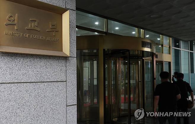 ‘심우정 딸 특혜 채용’ 의혹 외교부 압수수색 (서울=연합뉴스) 신준희 기자 = 심우정 전 검찰총장 딸의 외교부 특혜 채용 의혹을 수사 중인 고위공직자범죄수사처가 24일 심 전 총장과 외교부에 대한 강제수사에 나섰다.
사진은 이날 종로구 외교부 청사. 2025.9.24 hama@yna.co.kr