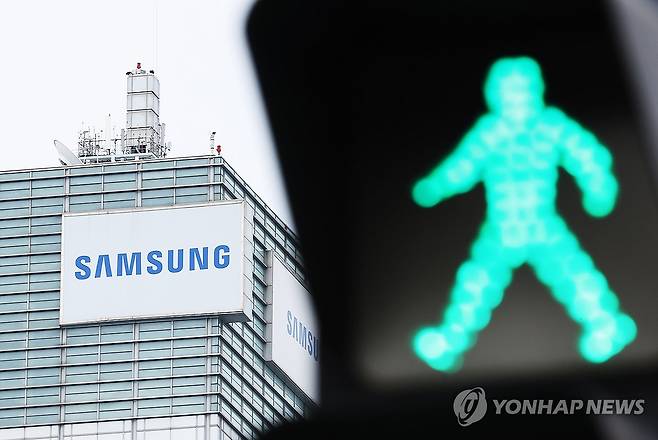 삼성전자 임금협상 잠정합의안 가결 (수원=연합뉴스) 홍기원 기자 = 삼성전자 노사의 임금협상 잠정합의안이 노동조합 투표에서 70%를 넘기는 찬성률로 가결됐다.
삼성전자 노조 공동교섭단은 27일 오전 10시 마감한 잠정합의안 투표 결과 찬성 73.7%(4만6천142명)로 가결됐다고 밝혔다.
노조 규약에 따라 투표권자 과반이 참여해 과반이 찬성하면서 잠정합의안은 최종 확정됐다.
사진은 27일 경기도 수원시 삼성전자 본사 모습. 2026.5.27 xanadu@yna.co.kr