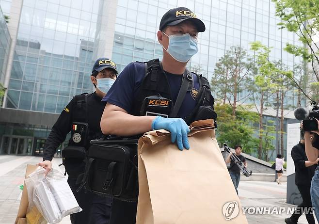 마곡업무센터서 2명 흉기 피습 (서울=연합뉴스) 한종찬 기자 = 서울 강서구 LG전자 사업장에서 흉기 사건이 발생한 27일 경찰 과학수사대가 사업장을 나서고 있다. 2026.5.27 saba@yna.co.kr