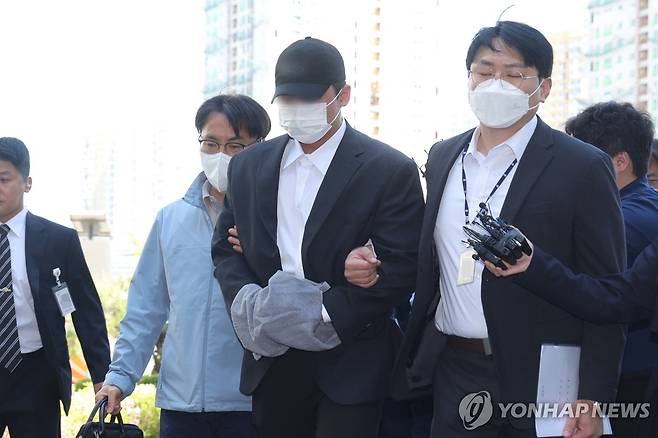 영화감독 상해치사 피의자 구속 기로 (남양주=연합뉴스) 임병식 기자 = 4일 오전 경기도 남양주시 의정부지방법원 남양주지원에서 김창민 영화감독 상해치사 사건 피의자(가운데)가 구속 전 피의자 심문(영장실질심사)을 위해 법정으로 이동하고 있다. 2026.5.4 andphotodo@yna.co.kr