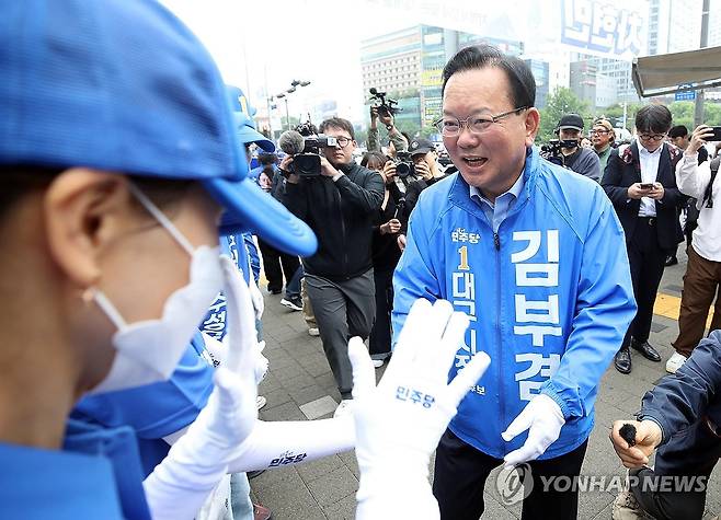 선거운동원과 악수하는 김부겸 (대구=연합뉴스) 김현태 기자 = 6·3 지방선거 공식 선거운동 첫날인 21일 오전 더불어민주당 김부겸 대구시장 후보가 대구 범어네거리에서 선거운동원들과 악수하고 있다. 2026.5.21 mtkht@yna.co.kr