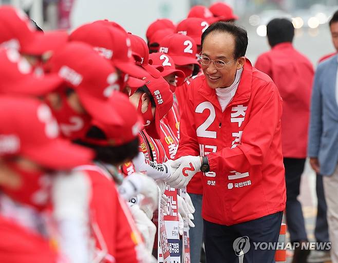 추경호 후보, 공식 선거운동 시작 (대구=연합뉴스) 윤관식 기자 = 국민의힘 추경호 대구시장 후보가 21일 대구 반월당네거리에서 출근길 인사를 하기 전 선거사무원들과 악수하고 있다. 2026.5.21 psik@yna.co.kr