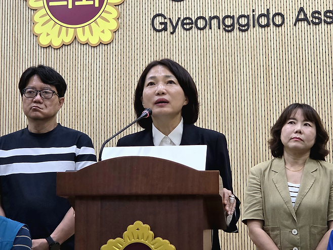 ▲ 추미애 후보 선대위 사회적약자동행위원장인 서미화 의원이 28일 오전 경기도의회 기자회견장에서 '단단 동행' 장애인 공약을 발표하고 있다./박다예 기자 pdyes@incheonilbo.com