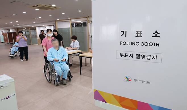 ▲ 제9회 전국동시지방선거를 6일 앞둔 28일 오전 인천 계양구 우리복지요양원에서 고령 어르신들이 거소투표를 하고 있다. /이재민 기자 leejm@incheonilbo.com