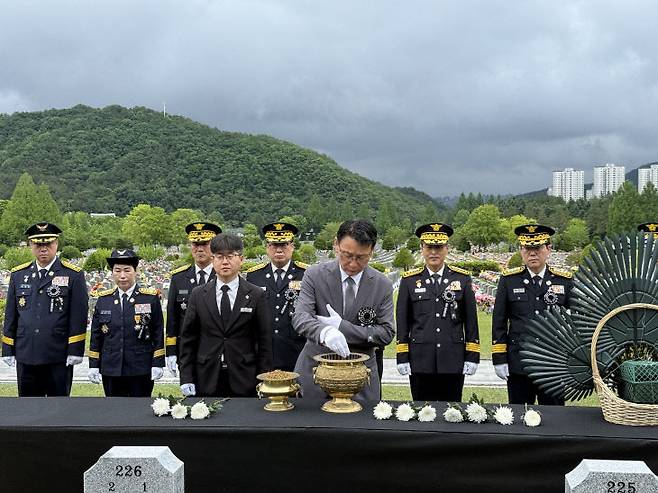 홍종완 충남지사 권한대행이 28일 오전 대전현충원에서 열린 제2회 순직소방공무원 추모음악회에 참여해 분향을 하고 있다. /사진=오현민 기자
