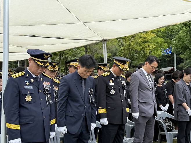 28일 대전현충원에서 열린 제2회 순직소방공무원 추모음악회에 참석한 관계자들이 묵념하고 있다. /사진=오현민 기자