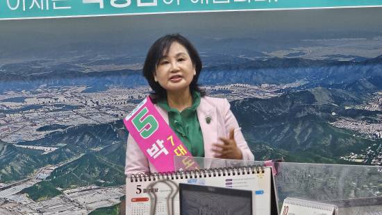 무소속 박정임 창원시장 후보가 28일 창원시청에서 기자회견을 열고 거대 양당 중심의 선거 구도를 강하게 비판하며 "120만 인구 회복과 7대 도시 부활"을 위한 정책 비전을 제시했다.
