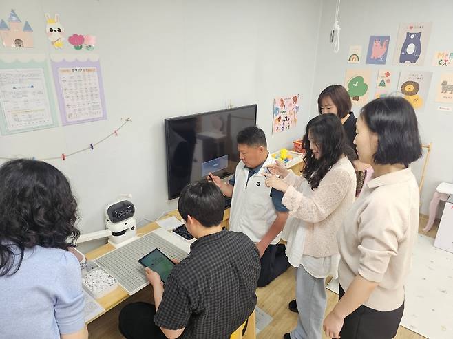 돌봄로봇 센스로봇 고 시연 장면./경북도 제공