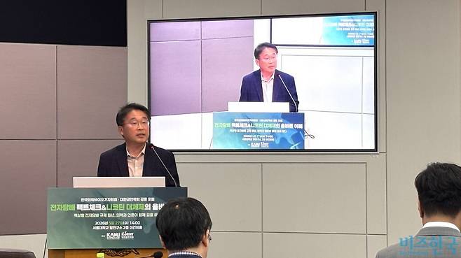 민태원 한국의학바이오기자협회 회장이 ‘전자담배 팩트체크와 니코틴 대체제의 올바른 이해’ 포럼에서 개회사를 전하고 있다. 사진=윤채현 기자