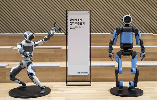 보스턴다이나믹스의 차세대 전동식 휴머노이드 '아틀라스' 비구동 모델이 지난 3월 '현대차 제58기 정기 주주총회'가 열린 현대자동차 양재동 본사사옥에 전시돼 있는 모습./현대자동차