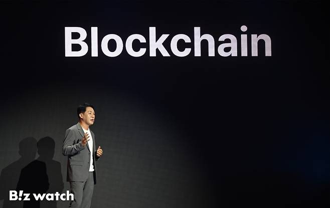 두나무 오경석 대표가 지난해 9월 9일 서울 삼성동 파르나스에서 열린 업비트 D 컨퍼런스 2025(UDC 2025) 오프닝 무대에서 두나무의 비전과 전략을 발표하고 있다./사진=이명근 기자 qwe123@
