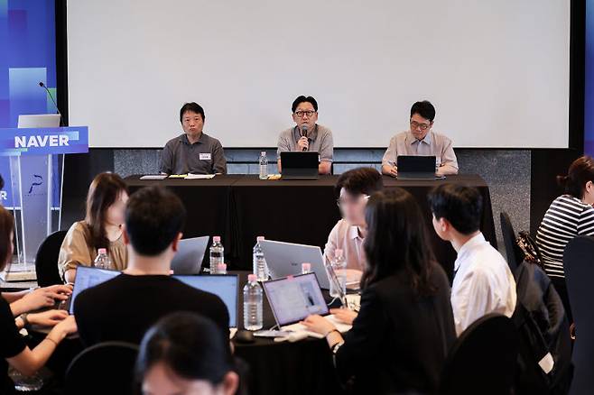 28일 서울 중구 더플라자호텔에서 진행된 네이버 '미디어라운드테이블'에서 김상범(왼쪽부터) 검색 플랫폼 부문장, 김광현 CDO, 이일구 콘텐츠서비스 부문장이 취재진의 질의에 응답하고 있다.(사진=네이버)