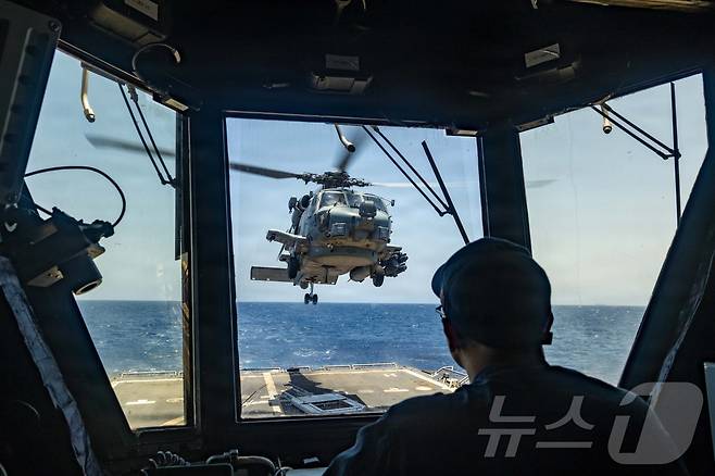 호르무즈 해협 인근 아라비아해 해상에서 작전을 수행 중인 MH-60R 시호크 헬기. 미 중부사령부(CENTCOM)가 15일(현지시간) 소셜미디어 엑스(X)에 게재했다.(재판매 및 DB금지) 2026.05.15. ⓒ 뉴스1 류정민 특파원