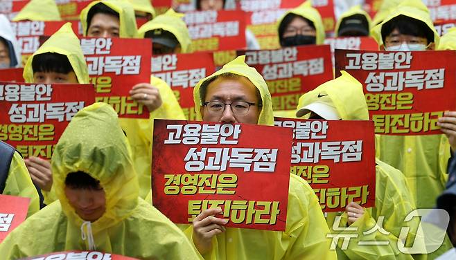 전국화학섬유식품산업노동조합 카카오지회(크루유니언) 조합원들이 20일 경기 성남시 판교역 광장에서 열린 결의대회에서 고용 안정 보장 등을 촉구하고 있다. 카카오 노동조합은 임금교섭 결렬의 책임을 경영진에 묻겠다며 대규모 결의대회를 진행했다. 2026.5.20 ⓒ 뉴스1 박지혜 기자