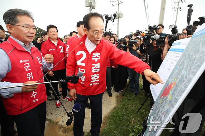 추경호 국민의힘 대구시장 후보가 송언석 원내대표, 정점식 정책위의장 등 원내지도부와 28일 오전 대구 군위군 소보면 내의리 대구경북 통합신공항 예정지를 찾아 김진열 군위군수 후보자의 설명을 들으며 현장을 살펴보고 있다. 2026.5.28 ⓒ 뉴스1 공정식 기자