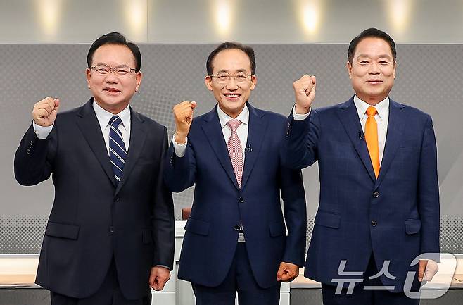 김부겸 더불어민주당 후보(왼쪽부터), 추경호 국민의힘 후보, 이수찬 개혁신당 후보가 26일 오후 대구MBC 스튜디오에서 열린 제9회 전국동시지방선거 대구시장 후보자 토론회 시작에 앞서 기념촬영을 하고 있다. 2026.5.26 ⓒ 뉴스1 공정식 기자