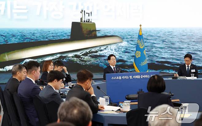 이재명 대통령이 지난 26일 경남 창원시 진해구에서 열린 제1회 미래국방전략위원회에서 핵추진잠수함 기본계획 발표를 듣고 있다. (청와대통신사진기자단) 2026.5.26 ⓒ 뉴스1 허경 기자