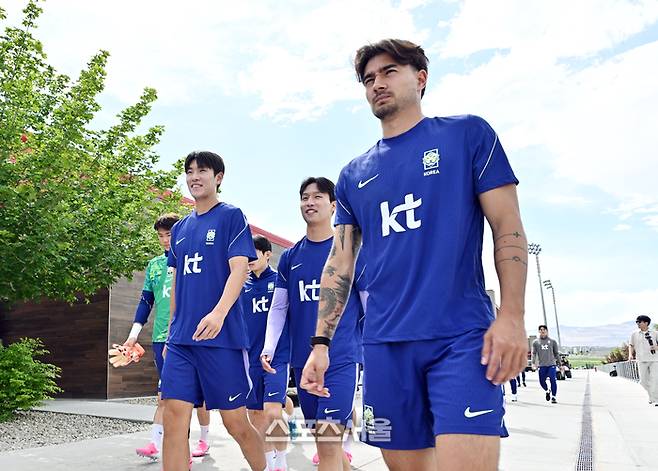 축구국가대표팀의 옌스 카스트로프가 26일(한국시간) 미국 유타주 헤리먼에 있는 미국 메이저리그사커(MLS) 레알 솔트레이크 훈련장인 자이언스 뱅크 트레이닝 센터에서 그라운드로 이동하고 있다. 헤리먼(미 유타주) | 박진업 기자 upandup@sportsseoul.com