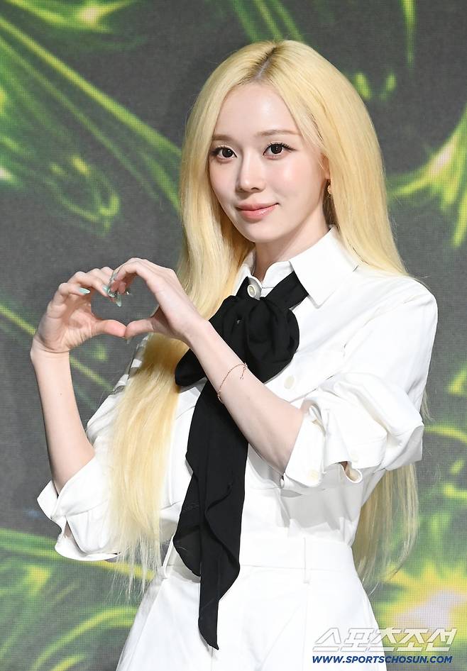 28일 소피텔 앰배서더 서울 호텔에서 열린 에스파(aespa, 카리나, 지젤, 윈터, 닝닝)의 정규 2집 'LEMONADE' 발매 기념 기자간담회. 에스파 윈터가 포토타임을 갖고 있다. 잠실=허상욱 기자wook@sportschosun.com/2026.05.28/