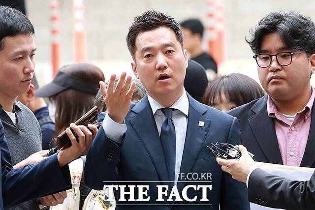 배우 김수현의 명예를 훼손한 혐의를 받는 김세의 가로세로연구소 대표가 지난 26일 서울 서초구 서울중앙지법에서 열린 구속영장 실질심사에 출석하며 취재진의 질의에 답하고 있다. /박상민 기자