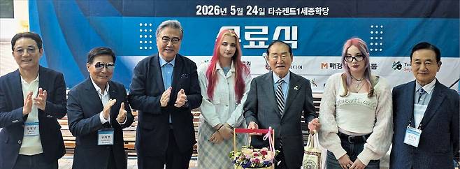 지난 24일 우즈베키스탄 타슈켄트 1세종학당에서 열린 ‘통일과 나눔 아카데미’ 제6기 졸업생 수료식에서 주요 참석자와 학생들이 기념 촬영을 하고 있다. 왼쪽부터 양형남 에듀윌 회장, 구자관 삼구아이앤씨 책임대표사원, 박진 전 외교부 장관, 라종억 통일문화연구원 이사장, 김인식 체리부로 회장. /이태형 TV조선 기자