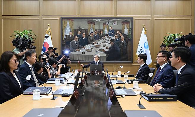 신현송 한국은행 총재가 28일 서울 중구 한국은행 본관에서 열린 취임 후 첫 금융통화위원회 본회의에서 의사봉을 두드리고 있다./사진공동취재단