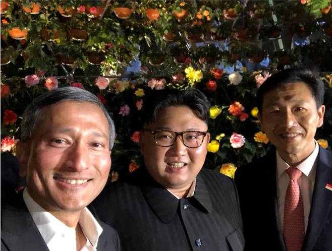 지난 2018년 6월 11일 미·북 정상회담을 하루 앞두고 북한 김정은 국무위원장이 싱가포르 가든스바이더베이를 방문, 비비안 발라크리쉬난(왼쪽) 싱가포르 외교장관과 기념 촬영을 하고 있다. /발라크리쉬난 페이스북