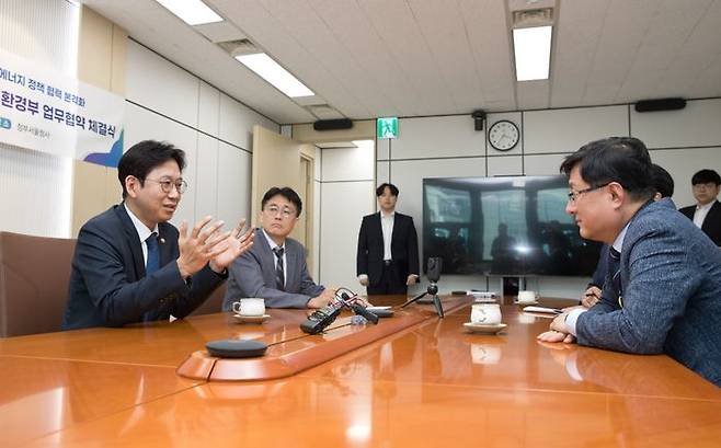 배경훈 부총리 겸 과학기술정보통신부 장관(왼쪽)과 김성환 기후에너지환경부 장관이 12일 오후 서울 종로구 정부서울청사에서 열린 '인공지능 데이터센터와 에너지 정책 협력을 위한 업무협약식' 행사에서 대화하고 있다.ⓒ과학기술정보통신부