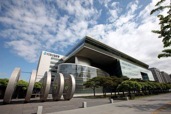 한국산업은행과 신한자산운용은 지난 27일 ‘2026년 국민성장펀드(간접투자분야) 정책성펀드’ 1차 자펀드 위탁운용사 선정 결과, 총 11개 운용사를 최종 선정했다고 밝혔다. ⓒ한국산업은행