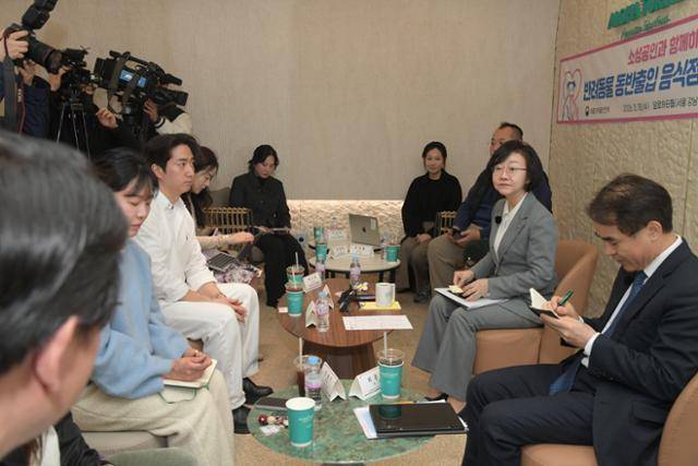 오유경 식품의약품안전처장이 3월 18일 서울 강남구 소재 한 카페에서 열린 반려동물 동반출입 음식점 정책 간담회에서 발언을 하고 있다. 식품의약품안전처 제공