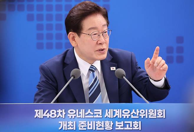 이재명 대통령이 27일 부산 해운대구에서 제48차 유네스코 세계유산위원회 개최 준비 현황 보고회를 주재하고 있다. 청와대사진기자단