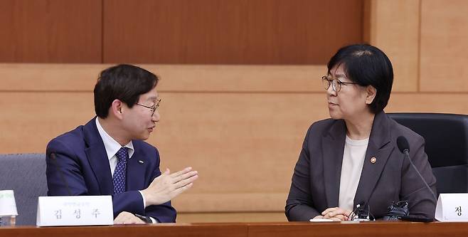 정은경 보건복지부 장관이 28일 오후 서울 종로구 정부서울청사 별관 국제회의실에서 2026년도 제5차 국민연금기금운용위원회를 주재하기 앞서 김성주(왼쪽) 국민연금공단 이사장과 대화하고 있다. 뉴시스