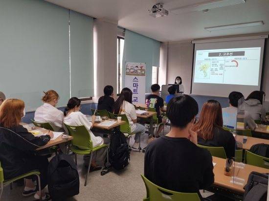 전주시학교밖청소년지원센터에서 운영하는 ‘스마트교실’ 수업 장면. 전주시 제공