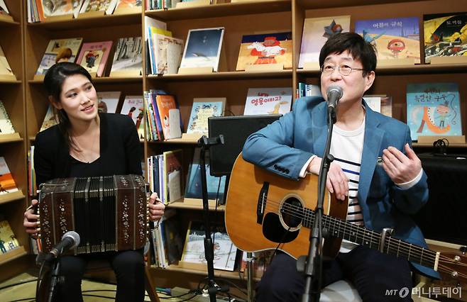 그룹 김창완밴드 김창완(오른쪽) 반도네온 연주자 고상지(왼쪽)가 2016년 3월14일 서울 마포구 달달한작당에서 열린 디지털 싱글 '시간' 발매 기념 간담회와 KBS 'TV 책을 보다-김창완과 책읽기' 프로그램 개편 간담회에 참석해 노래에 대해 설명하고 있다. /사진=머니투데이 사진DB