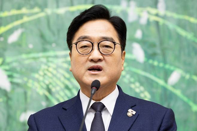 우원식 국회의장이 오는 29일 임기 종료를 앞두고 12·3 비상계엄 해제를 임기 중 가장 큰 성과로 꼽으면서도 계엄을 근본적으로 통제할 수 있는 개헌을 이루지 못한 점을 가장 큰 아쉬움으로 들었다. 사진은 우원식 국회의장이 28일 서울 여의도 국회에서 퇴임 기자회견을 하고 있는 모습. /사진=뉴스1