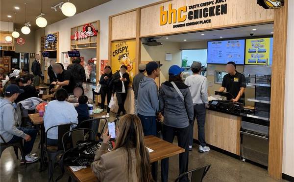 다이닝브랜즈그룹의 치킨 브랜드 bhc가 미국 H마트 샌프란시스코점에 첫 푸드코트형 매장을 열었다. 한식 사이드 메뉴를 강화해 주말 매출 1000만원을 돌파했다. 국내 생산 원료 수출 체계와 매장 포맷 다각화 전략을 기반으로 북미 및 아시아 시장 확대를 본격화한다. /사진=다이닝브랜즈그룹