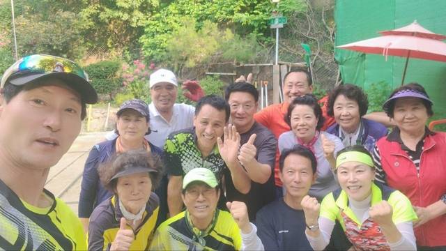 ‘동심’ 클럽 회원들이 서울 관악산 자락 배드민턴장에서 단체 사진을 찍었다.