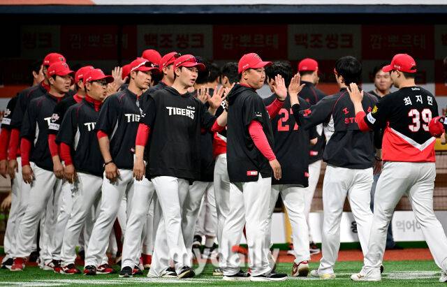 2026년 5월 27일 오후 서울 고척스카이돔에서 열린 '2026 신한 SOL KBO리그' KIA 타이거즈와 키움 히어로즈의 경기. KIA가 9-2로 승리한 뒤 기뻐하고 있다./마이데일리