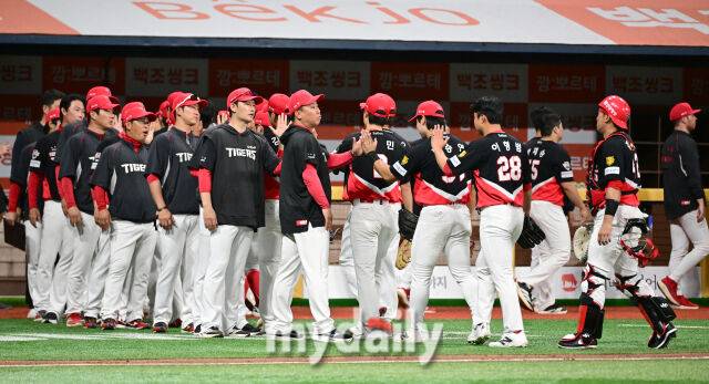 2026년 5월 27일 오후 서울 고척스카이돔에서 열린 '2026 신한 SOL KBO리그' KIA 타이거즈와 키움 히어로즈의 경기. KIA가 9-2로 승리한 뒤 기뻐하고 있다./마이데일리