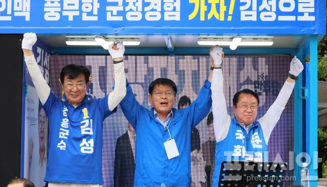 ▲사전투표를 하루 앞둔 28일, 더불어민주당 서삼석 국회의원이 장흥군을 전격 방문했다. 왼쪽부터 김성 후보, 서삼석 의원, 문금주 의원 2026.5.28ⓒ프레시안(위정성)