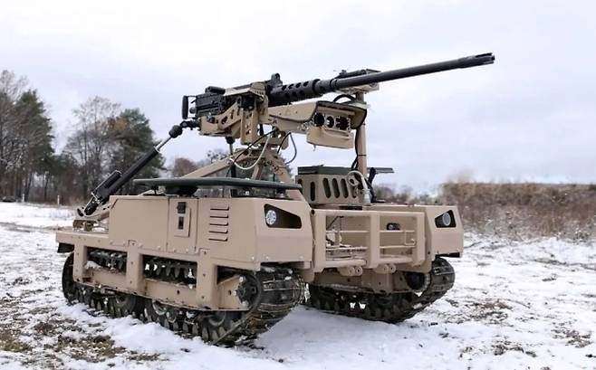 12.7㎜ 중기관총을 탑재한 우크라이나 무인지상차량 ‘TW 12.7 UGV’. 지상 드론은 보급·후송을 넘어 직접 전투 임무로 역할을 넓히고 있다. 데브드로이드 제공