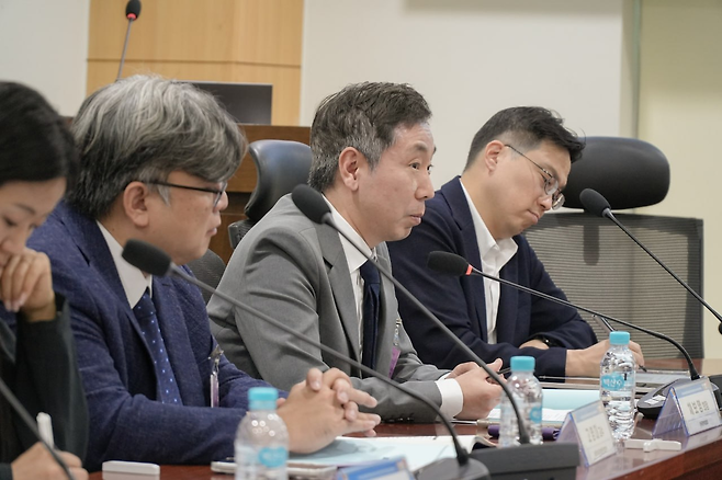 27일 국회의원회관에서 열린 ‘K-관광 성장의 병목 해소를 위한 관광 인프라 혁신 방안 마련 토론회’에서 채보영 한국민박업협회장이 발언하고 있다. 사진 제공=한국민박업협회