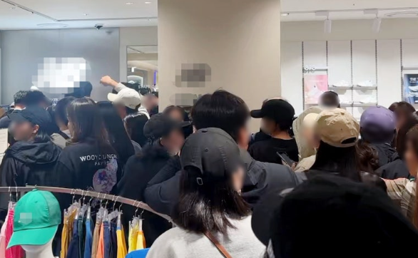 백화점 매장 앞에 몰린 인파, 연합뉴스