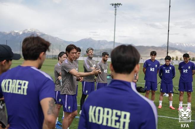 ▲ 26일 미국 유타 헤리만의 자이언스뱅크 트레이닝센터에서 홍명보 축구대표팀 감독이 선수단에 요구사항을 전달하고 있다. ⓒ 대한축구협회