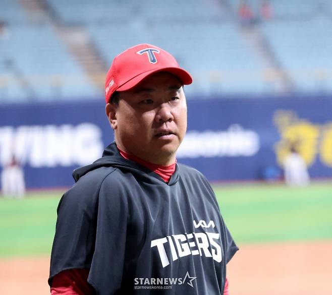 기아 이범호 감독이 27일 고척스카이돔에서 열리는 2026KBO리그 키움히어로즈와 기아타이거즈 경기를 앞두고 타격훈련을 하는 선수들을 지켜보고 있다. 2026.05.26. /사진=강영조 cameratalks@