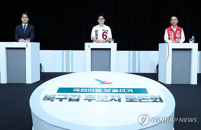 부산 북갑 후보들 첫 토론 (부산=연합뉴스) 손형주 기자 = 28일 오후 부산 동구 부산 MBC에서 열린 북갑 보궐선거 후보자 토론회에서 더불어민주당 하정우(왼쪽부터), 무소속 한동훈, 국민의힘 박민식 후보가 토론에 앞서 리허설을 하고 있다. 2026.5.28