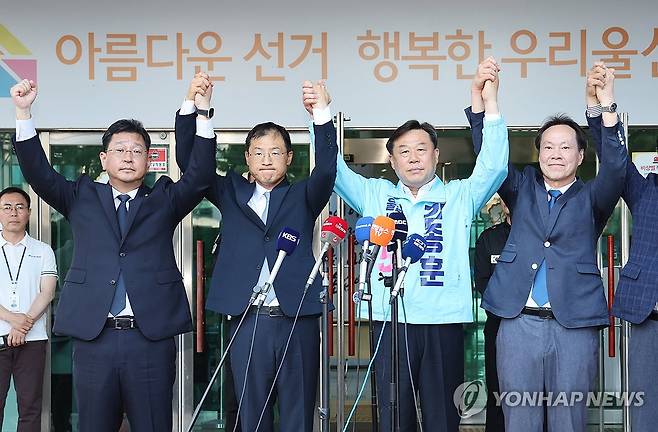 민주·진보 울산시장 단일 후보는 김상욱 (울산=연합뉴스) 김용태 기자 = 28일 울산시 중구 울산시선거관리위원회 앞에서 더불어민주당 김상욱, 진보당 김종훈 울산시장 후보가 김상욱 후보로의 단일화를 선언하고 함께 손을 잡고 인사하고 있다. 왼쪽부터 김태선 민주당 울산시당위원장, 김상욱 후보, 김종훈 후보, 방석수 진보당 울산시당위원장. 2026.5.28 yongtae@yna.co.kr
