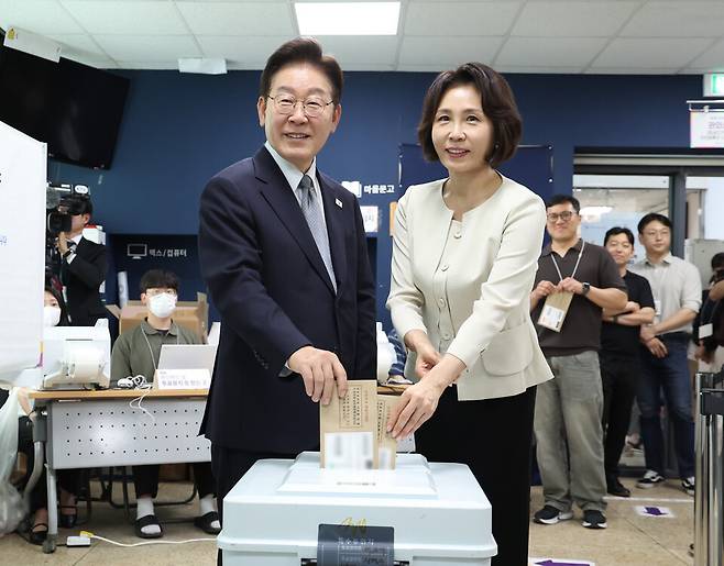 ▲ 이재명 대통령과 김혜경 여사가 제9회 전국동시지방선거 사전투표 첫날인 29일 서울 종로구 삼청동 주민센터에 마련된 사전투표소에서 투표용지를 투표함에 넣고 있다. /연합뉴스