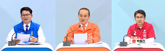 인천 연수갑 국회의원 보궐선거에 출마한 더불어민주당 송영길(왼쪽부터), 개혁신당 정승연, 국민의힘 박종진 후보가 후보자 토론을 하고 있다.